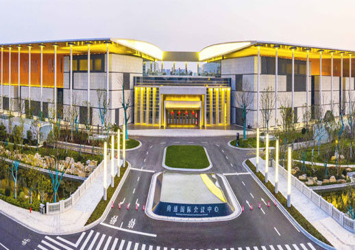 İki kanatlı bir pavilyonun şekli, Nantong Uluslararası Kongre ve Sergi Merkezi'nin işlevini ve alanını organize ediyor.
