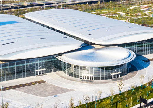 İki kanatlı bir pavilyonun şekli, Nantong Uluslararası Kongre ve Sergi Merkezi'nin işlevini ve alanını organize ediyor.